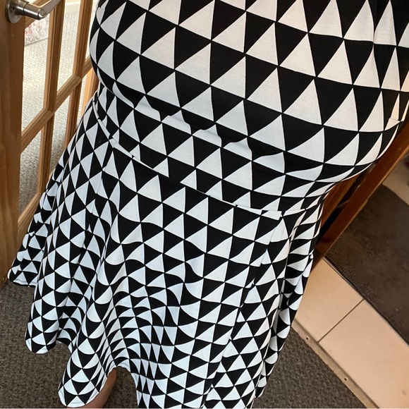 Optical Illusion Cut Out Back Black and White Dress H&M Sleeveless Midi Skater M - Picture 7 of 7